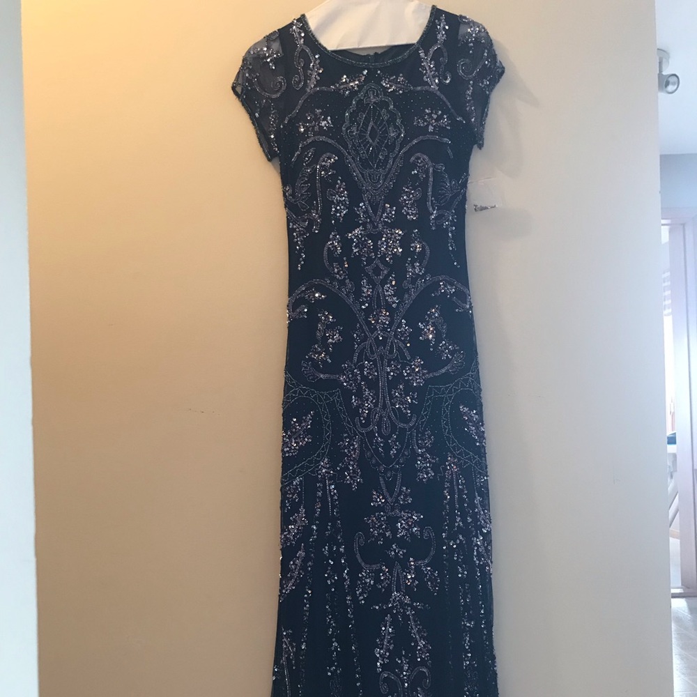 Mother of the Bride / Groom Dress. Beaded. Size 6 - Picture 2 of 5